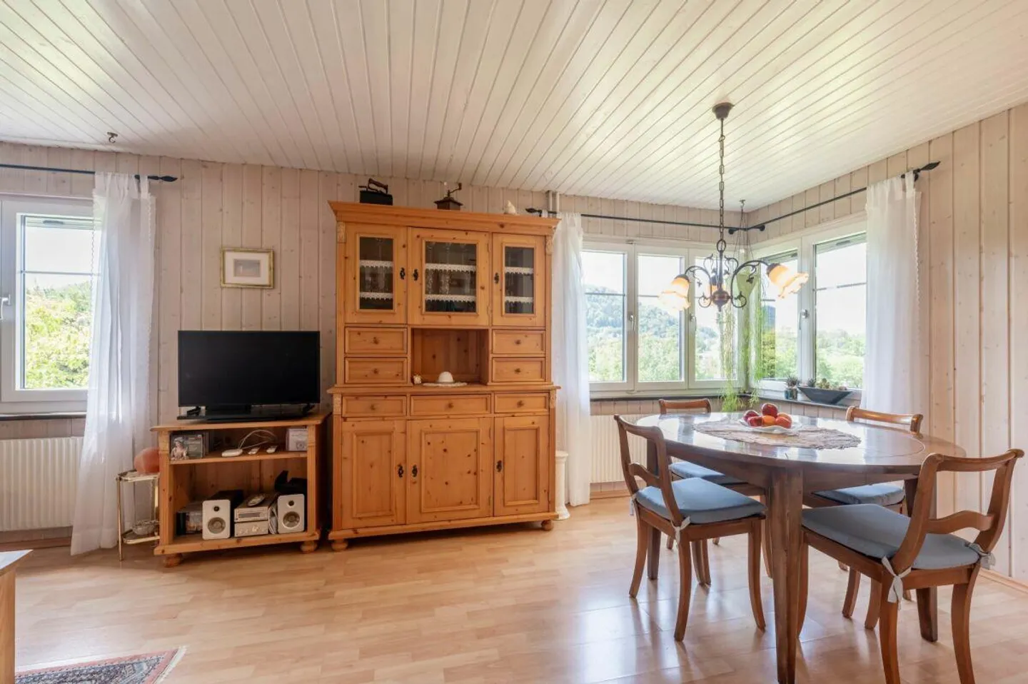 Charming 3.5-Room Single-Family House with Idyllic Garden - Photo 8 of 21