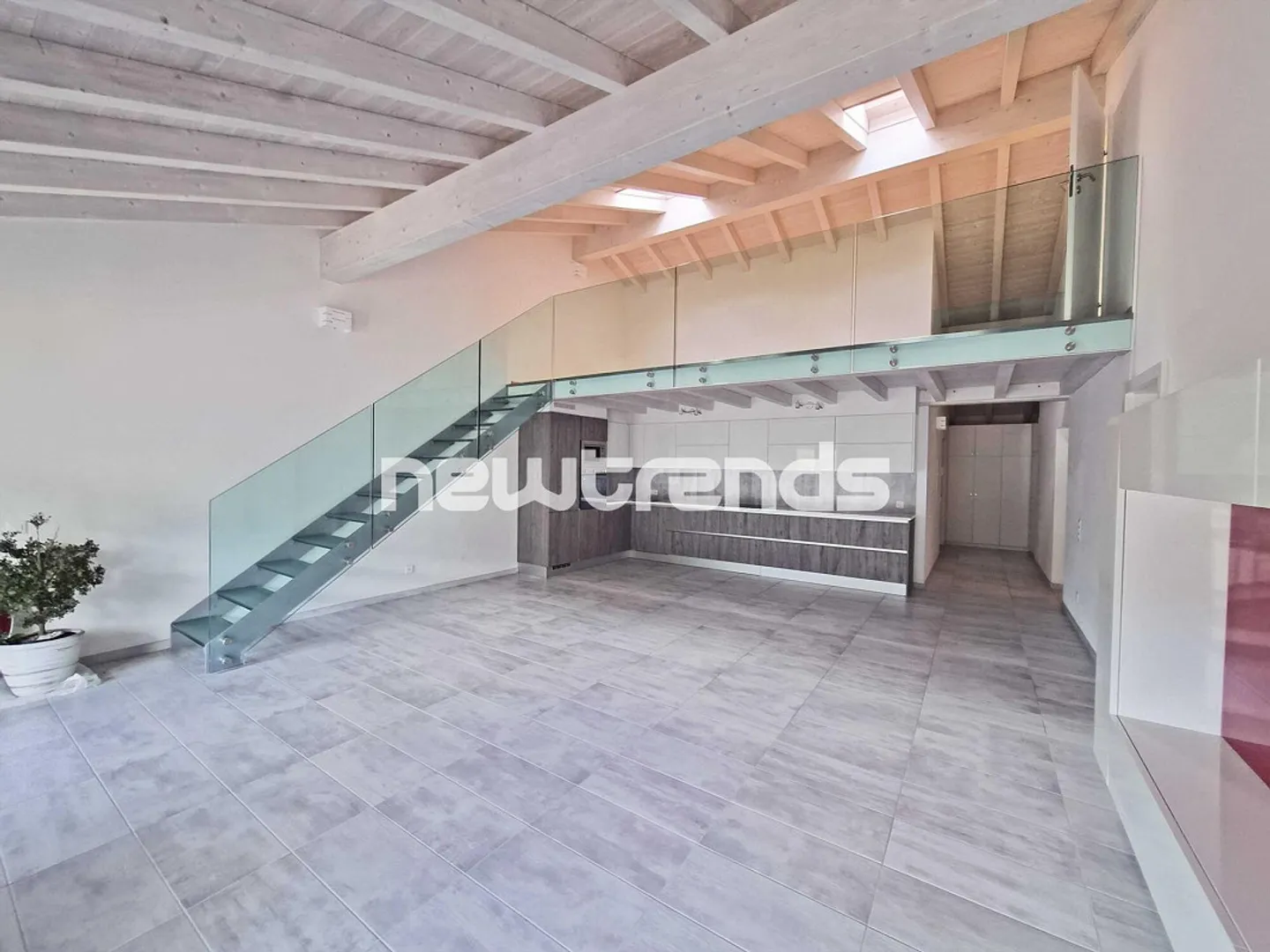 Grancia: Elegante appartamento attico di 4,5 stanze con galleria in affitto - Foto 2 di 25