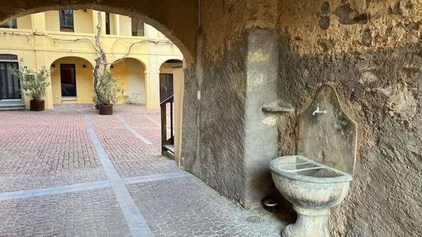 Elegante casa ticinese in un cortile storico - Foto 2 di 13