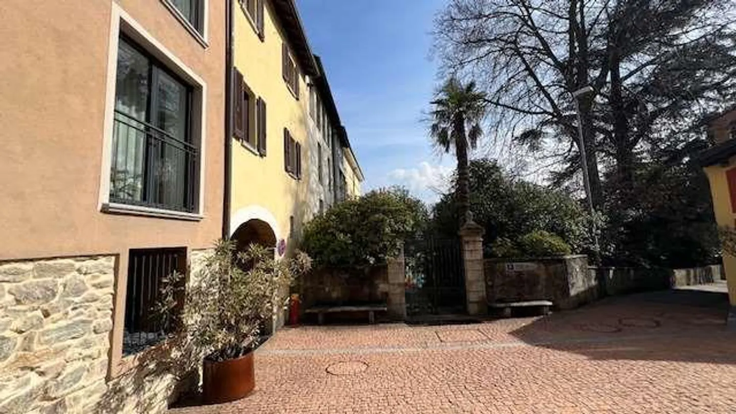 Elegante casa ticinese in un cortile storico - Foto 1 di 13