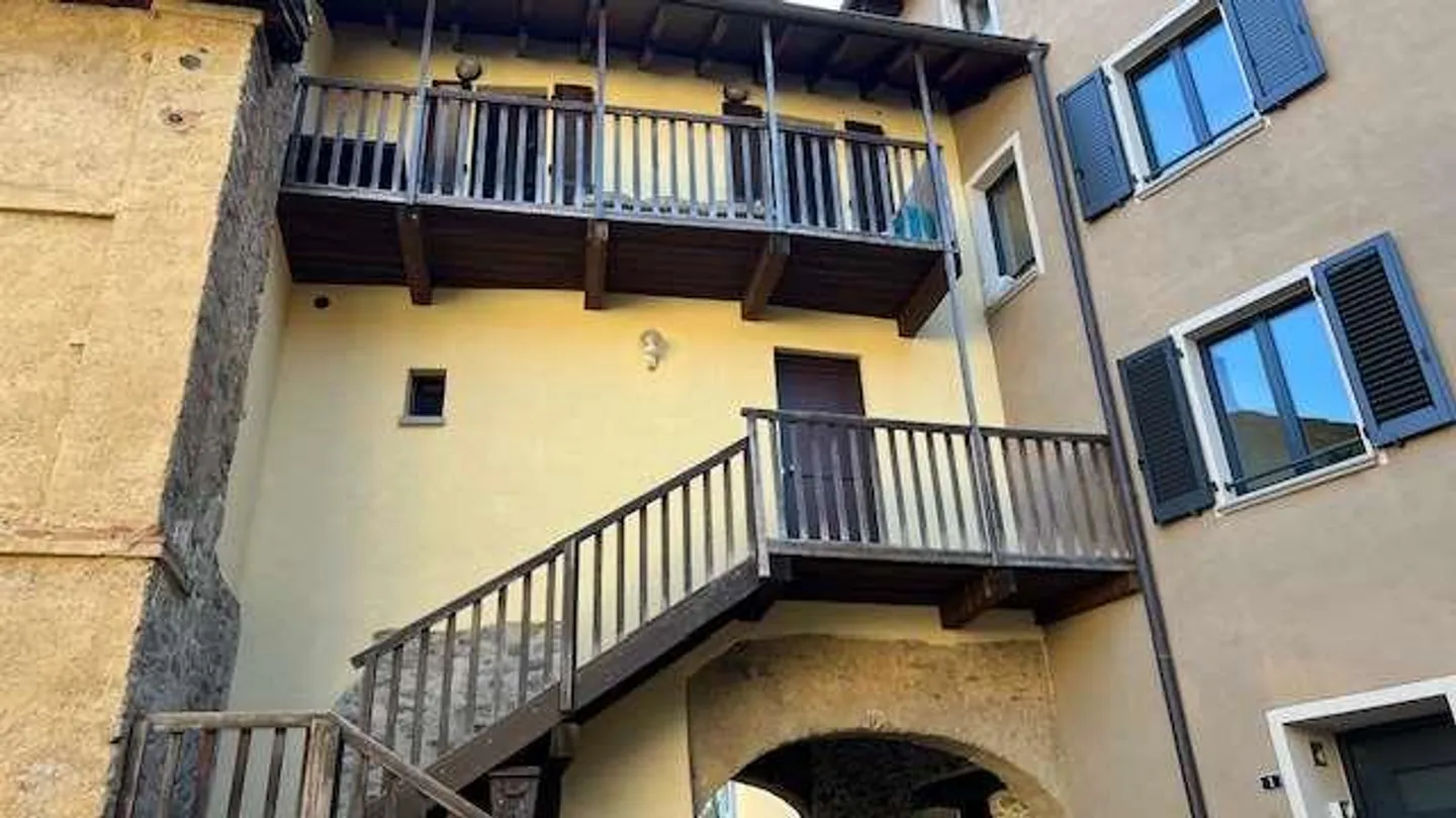 Elegante casa ticinese in un cortile storico - Foto 3 di 13