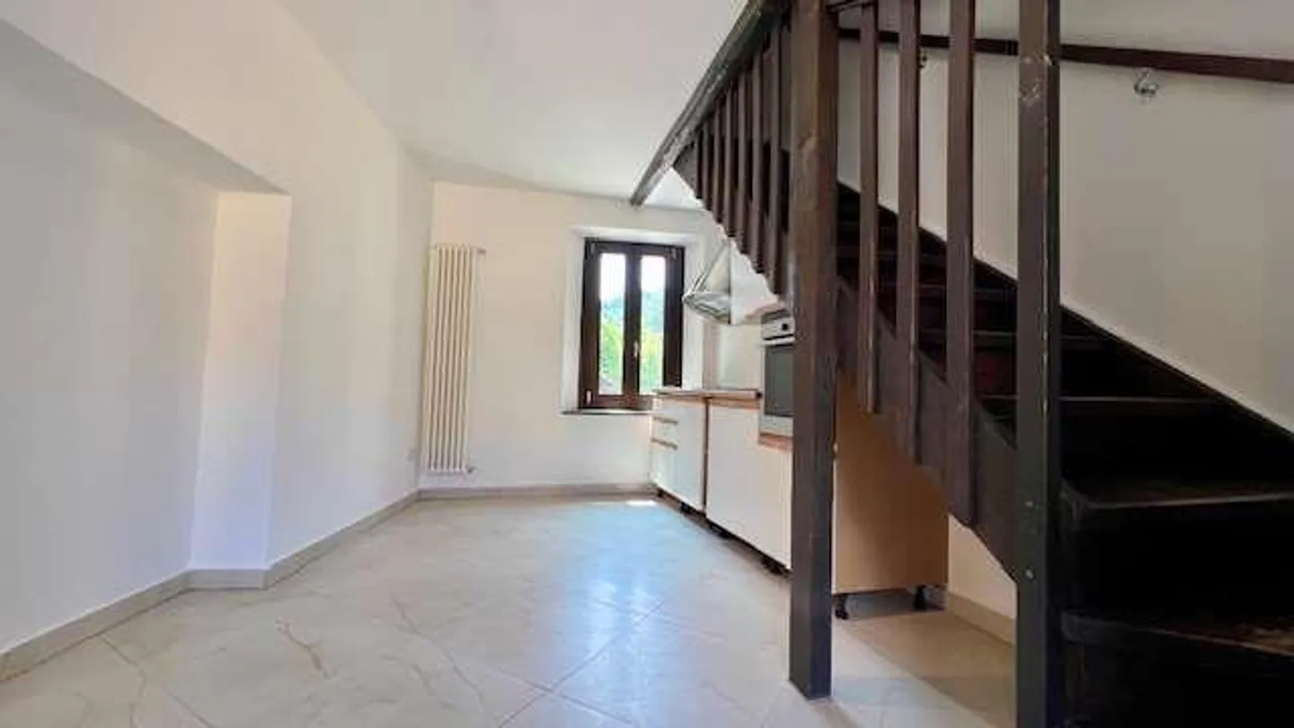 Elegante casa ticinese in un cortile storico - Foto 4 di 13