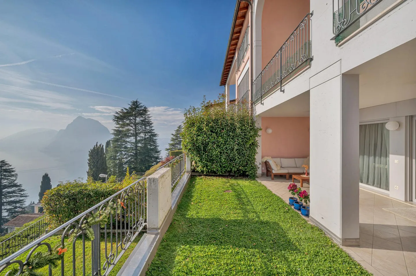 Duplex élégant avec vue imprenable sur le lac. - Photo 1 sur 13