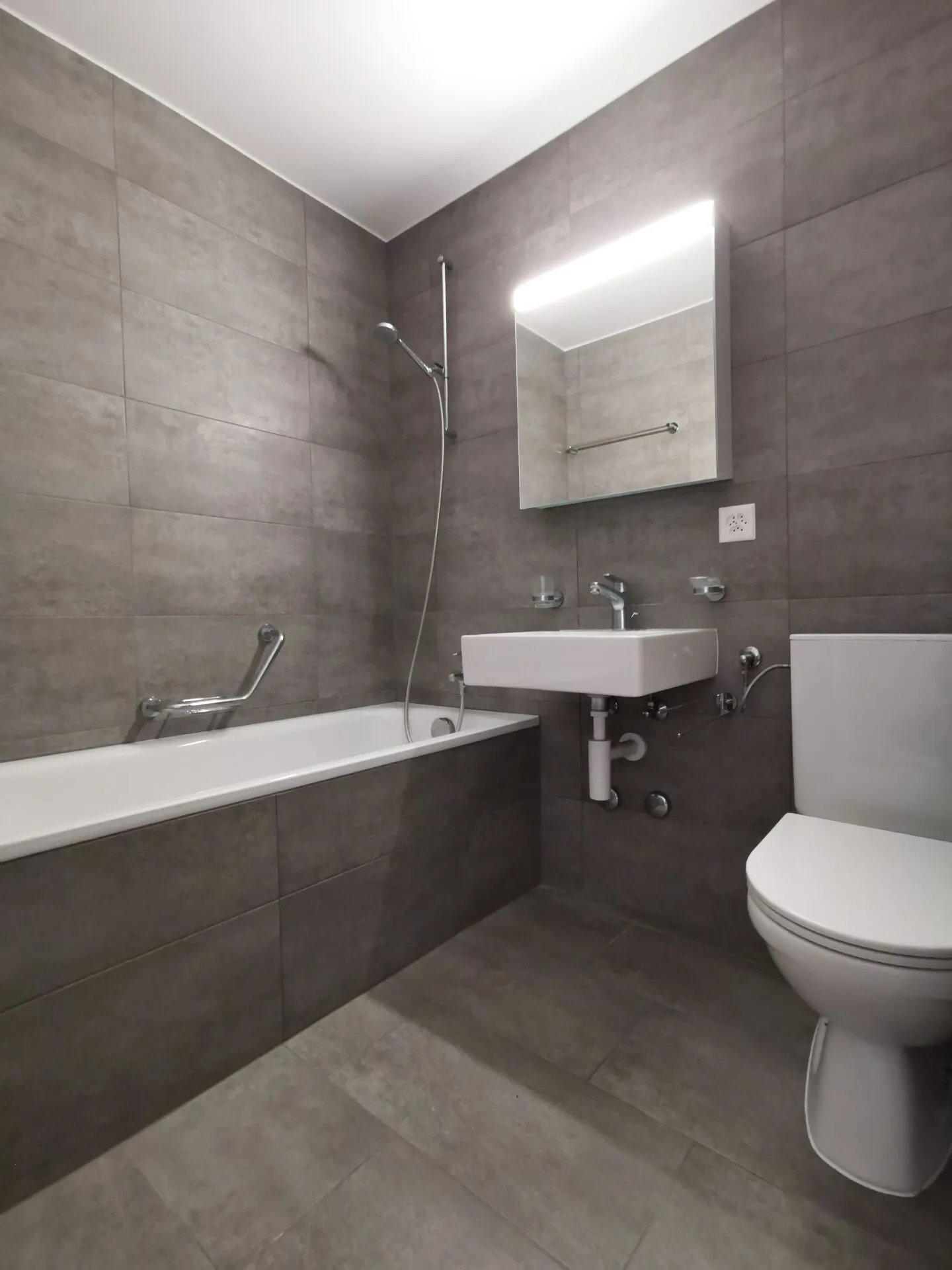 Bright large studio - Photo 3 of 5