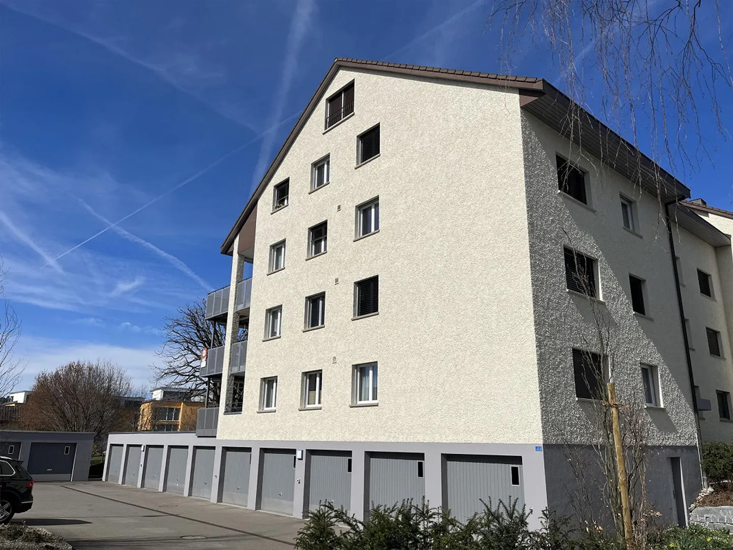 Single garage and parking spaces for rent - Photo 1 of 1