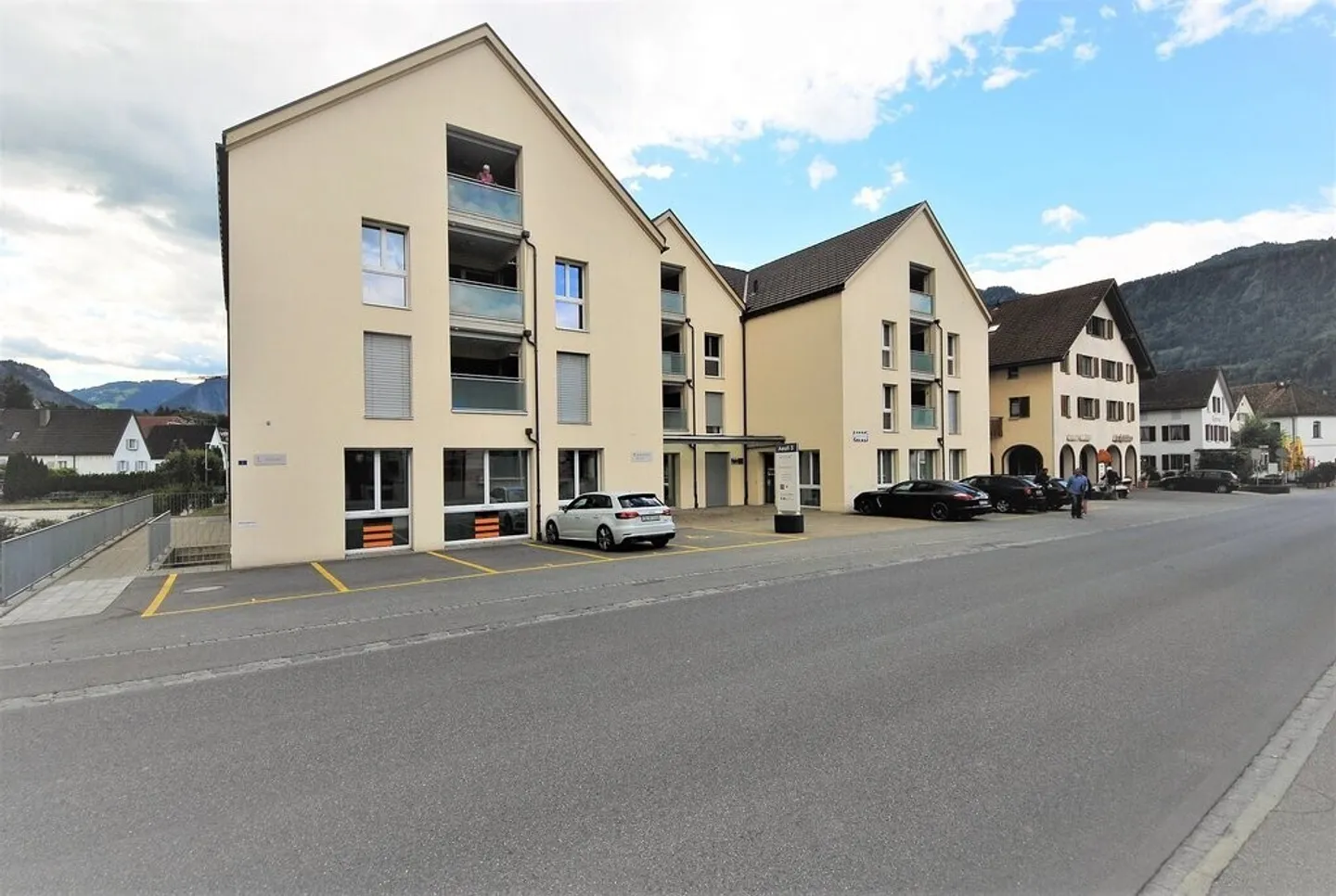 Spacious office premises in a central location - Photo 2 of 5
