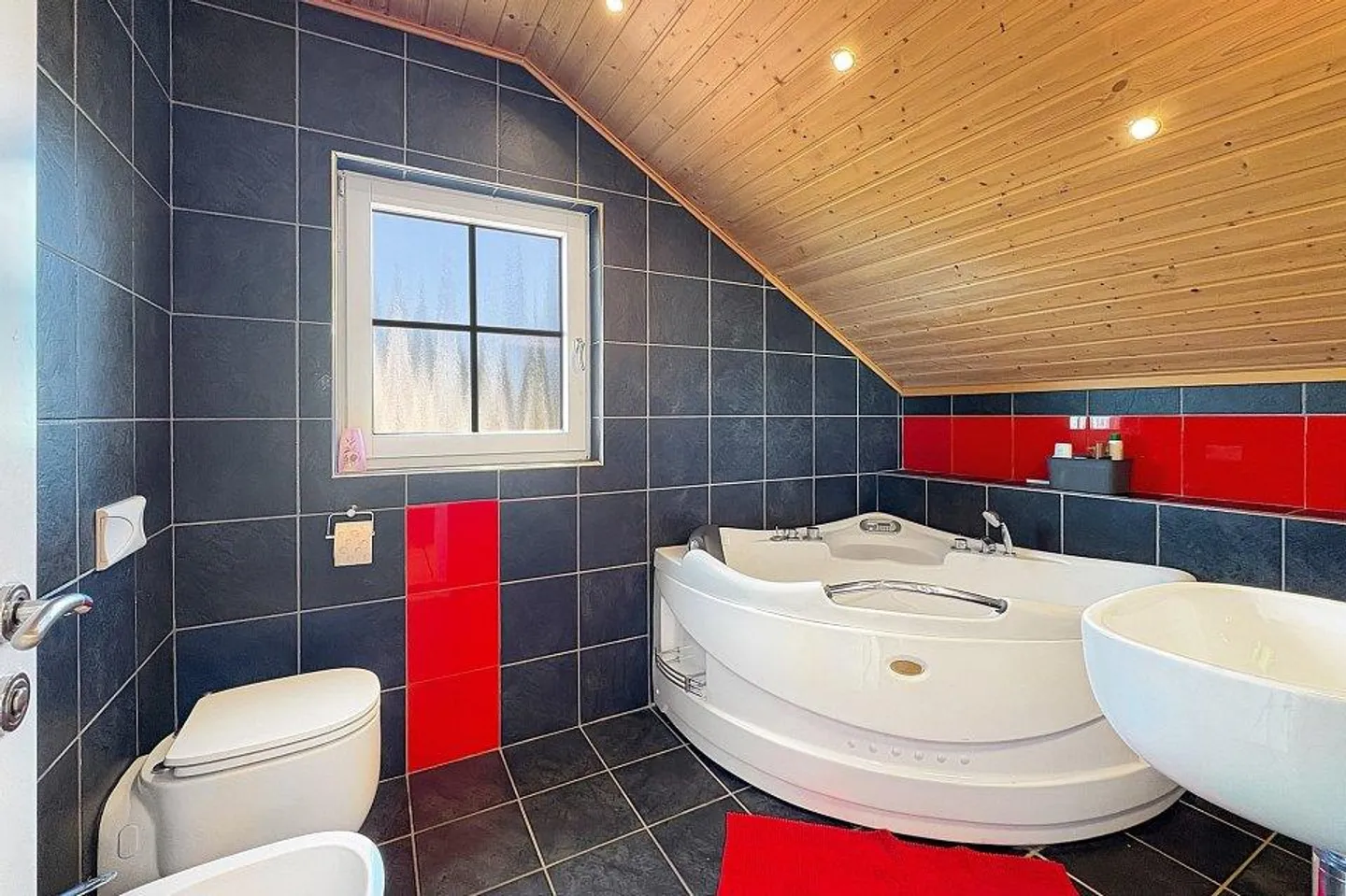 Detached Family House with Style and Privacy - Photo 9 of 13