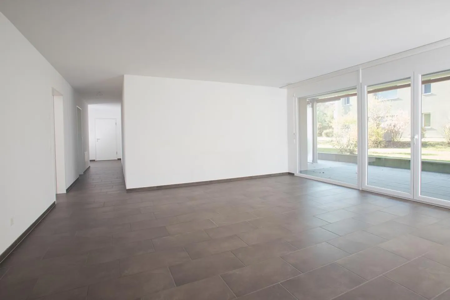 Garden apartment with spacious seating area - Photo 2 of 7