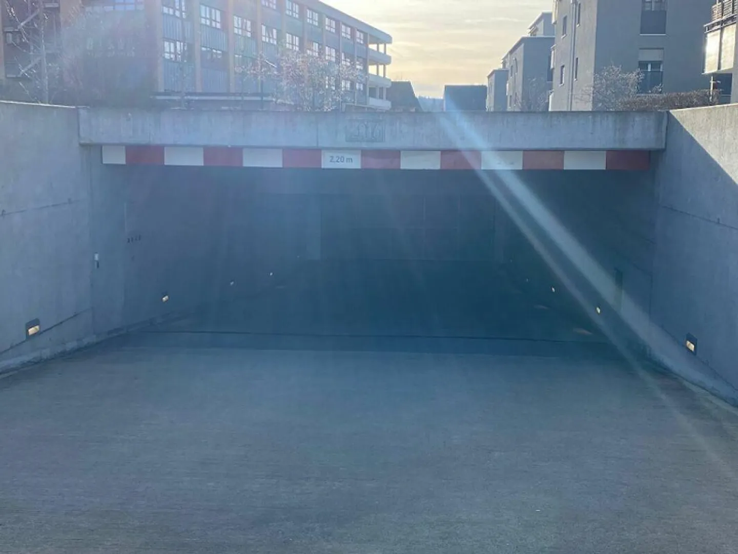 Espace de stationnement pour motos à louer - Photo 2 sur 4