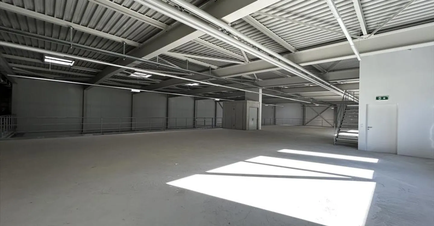 Mixed-use building for rent - Photo 2 of 6