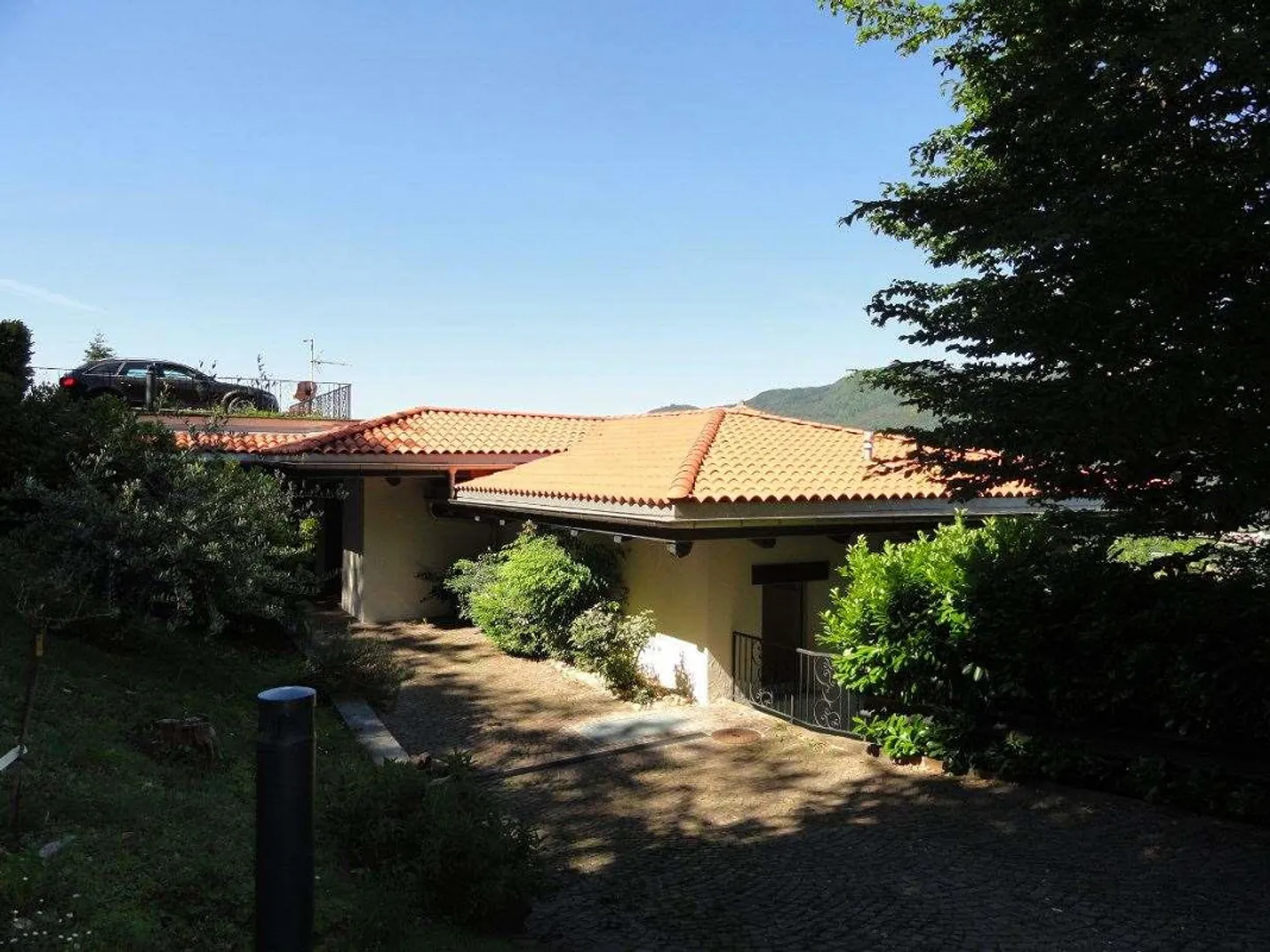 Vezia, splendida villa con piscina interna - Foto 1 di 13