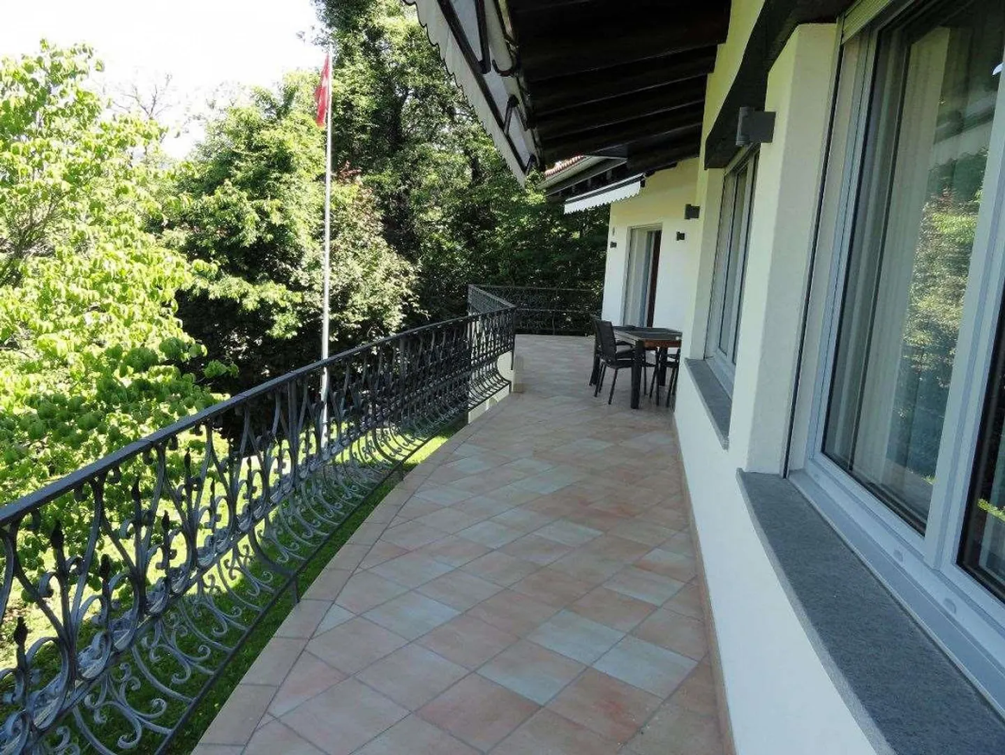Vezia, splendida villa con piscina interna - Foto 7 di 13