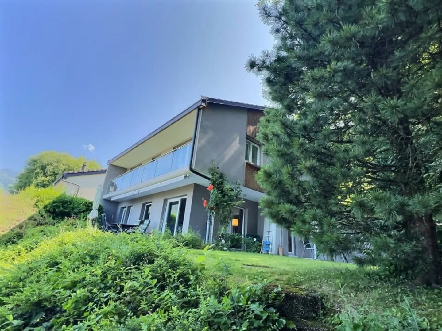 Stilvolle Villa mit Seeblick - Foto 1 von 13