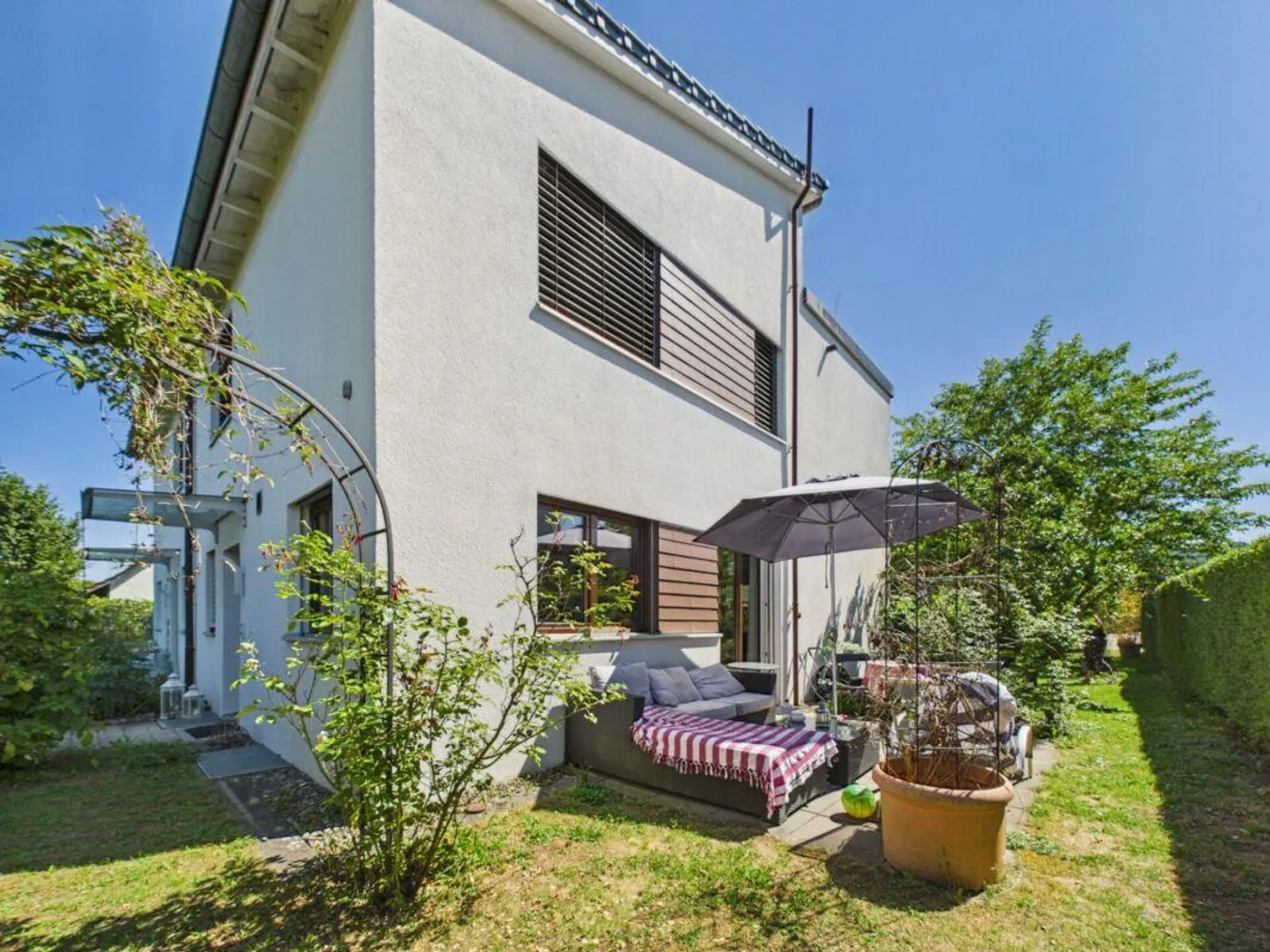 Casa bifamiliare adatta alle famiglie con 5,5 stanze, giardino e terrazza sul tetto - Foto 2 di 13
