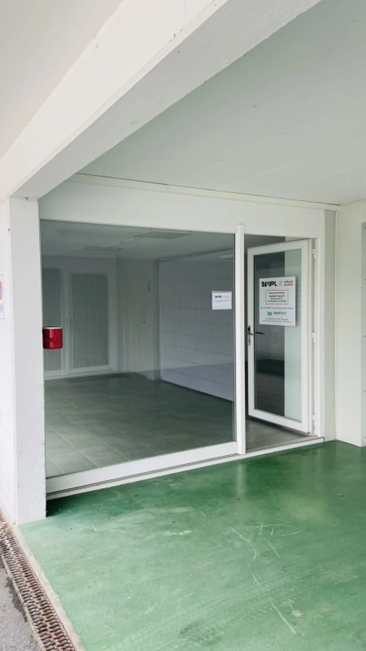 ZU VERMIETEN - Helles Büro mit Schaufenster und Nebenraum - Foto 2 von 8