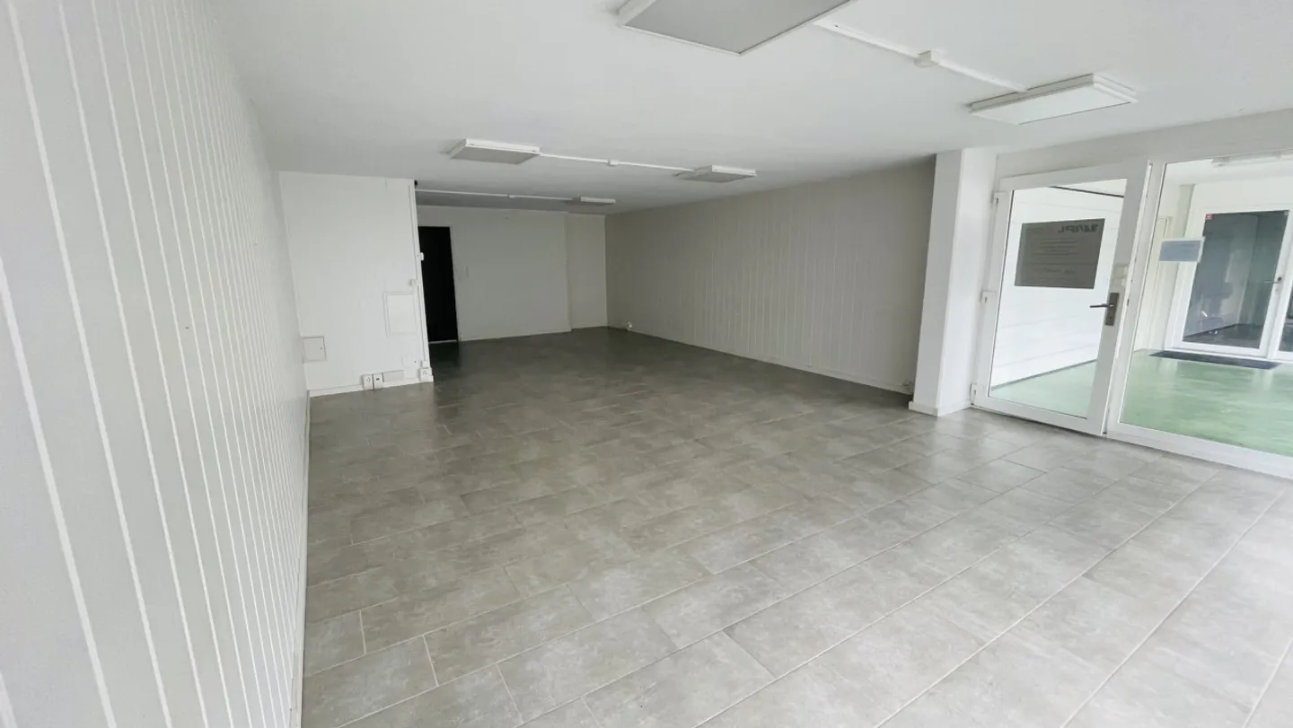 ZU VERMIETEN - Helles Büro mit Schaufenster und Nebenraum - Foto 6 von 8