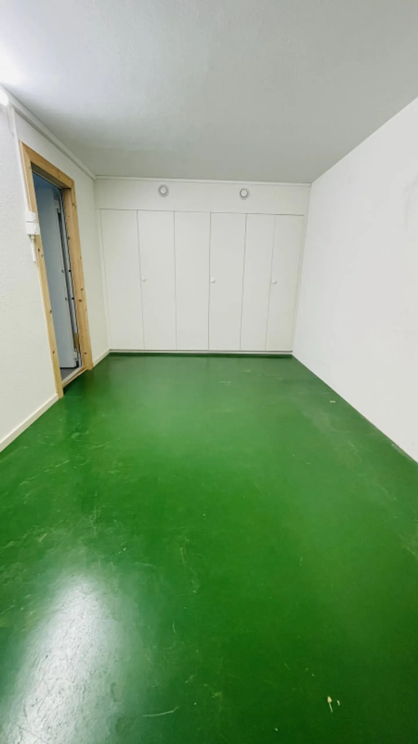 ZU VERMIETEN - Helles Büro mit Schaufenster und Nebenraum - Foto 7 von 8