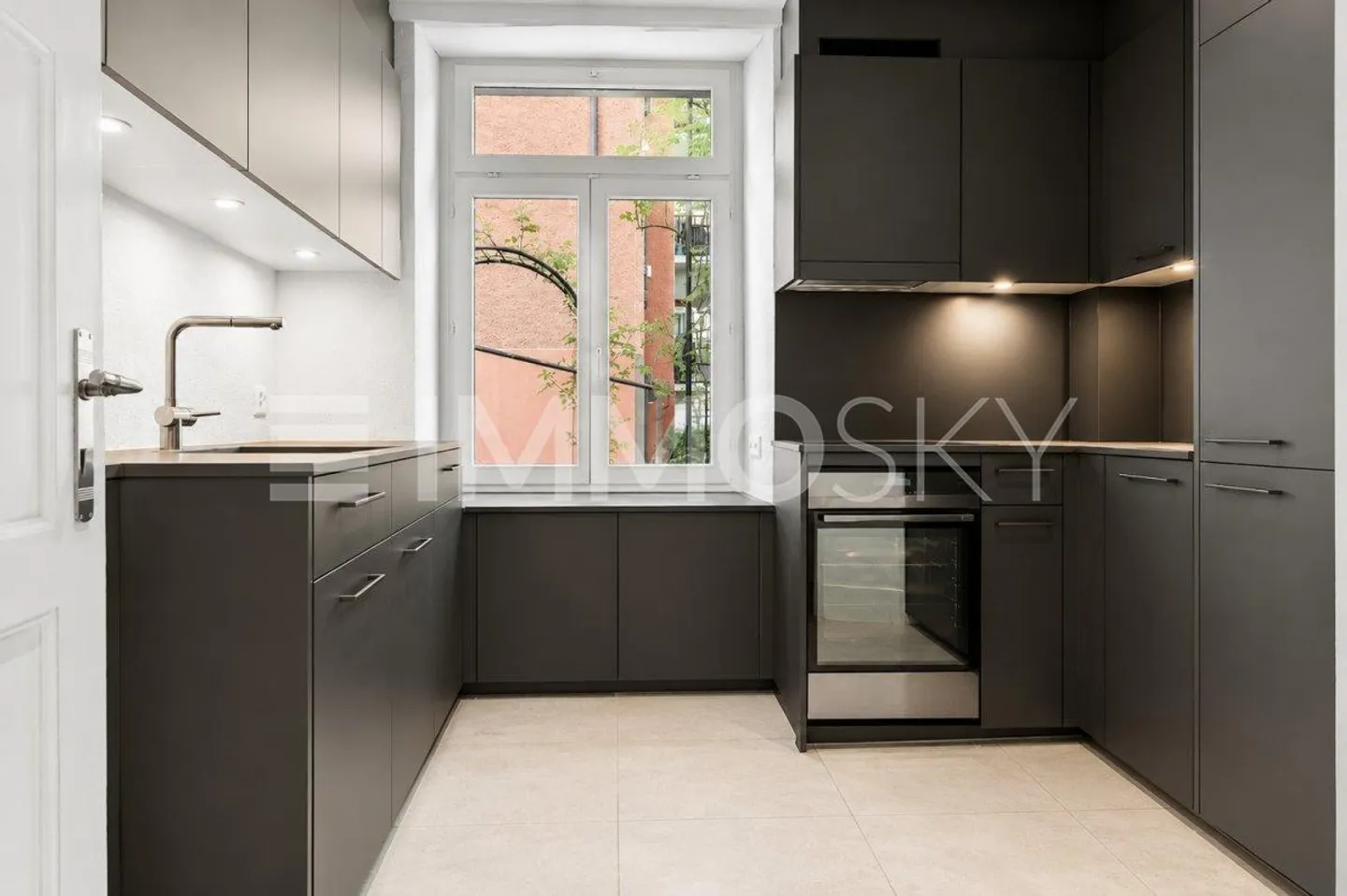 First occupancy after renovation - Art Nouveau apartment in the heart of Zurich - Photo 2 of 5
