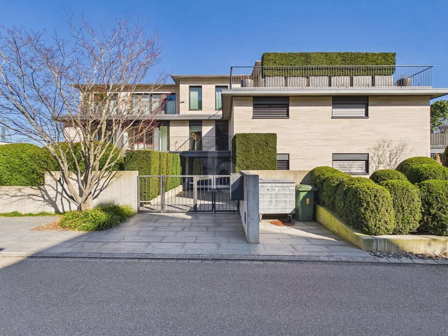 ESCLUSIVO CON VISTA PANORAMICA A 180° SUL LAGO DI ZURIGO - Foto 1 di 6