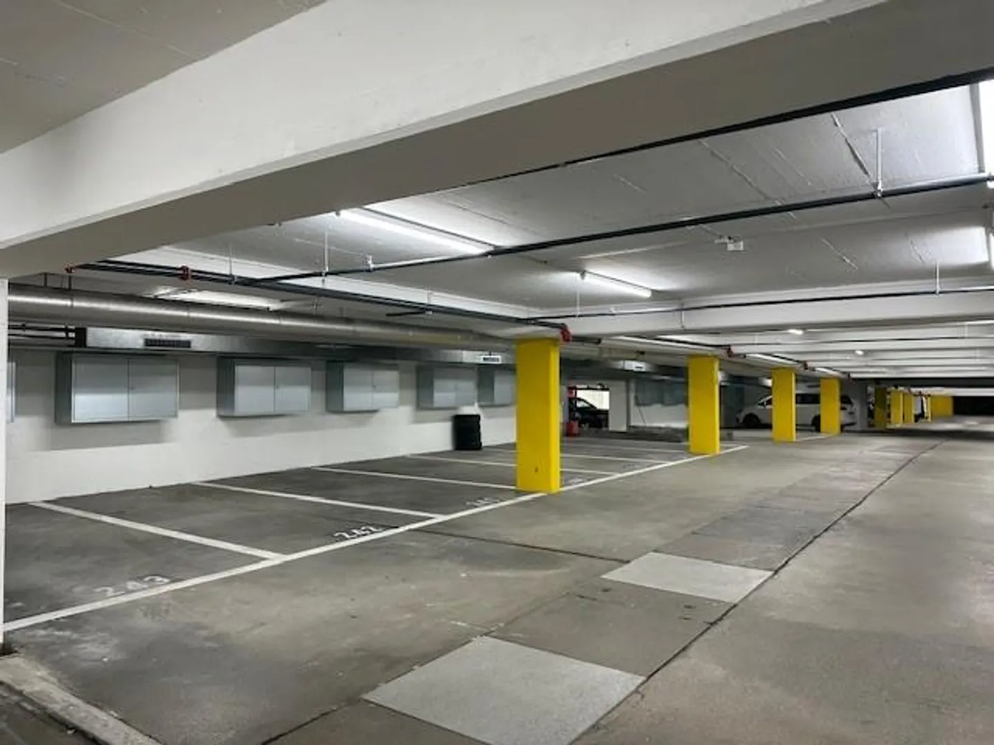 Einstellplätze sowie Elektroparkplätze, in 8048 Zürich,  zu vermieten - Foto 2 von 5