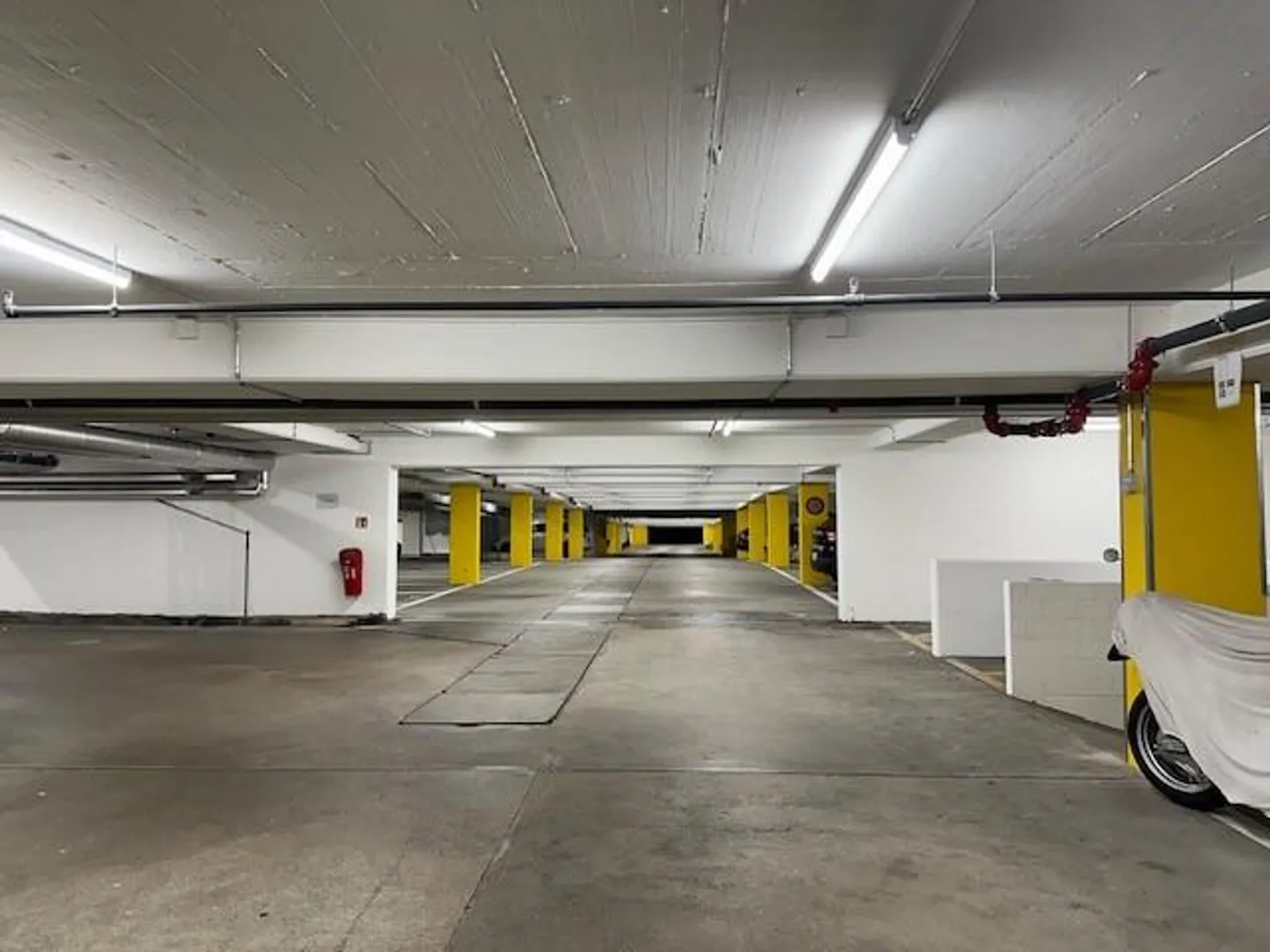 Einstellplätze sowie Elektroparkplätze, in 8048 Zürich,  zu vermieten - Foto 3 von 5