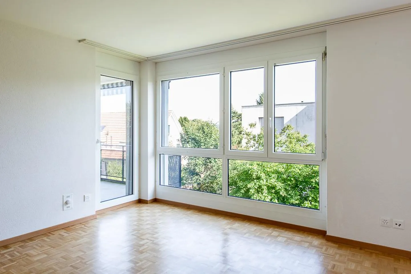 Charming Apartment with Balcony - Photo 3 of 6