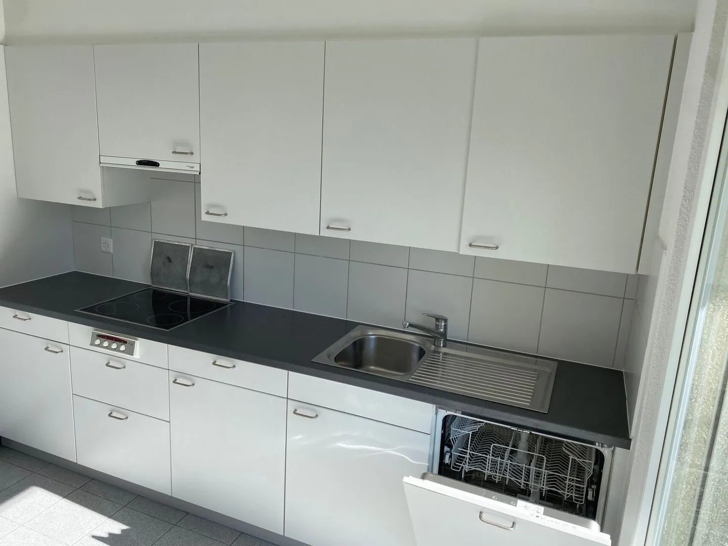 Ampio appartamento giardino di 4,5 stanze con area salotto coperta - Foto 3 di 12