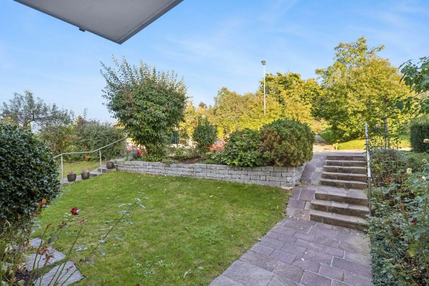 Living with a dream view of the lake in Oberwil - Photo 3 of 30