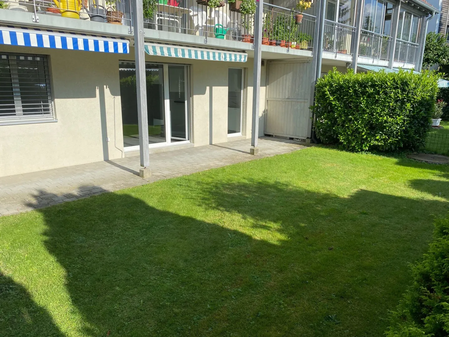 Ampio appartamento giardino di 4,5 stanze con area salotto coperta - Foto 11 di 12