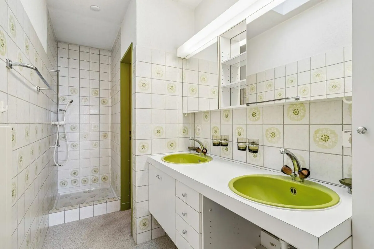 Living with a dream view of the lake in Oberwil - Photo 25 of 30