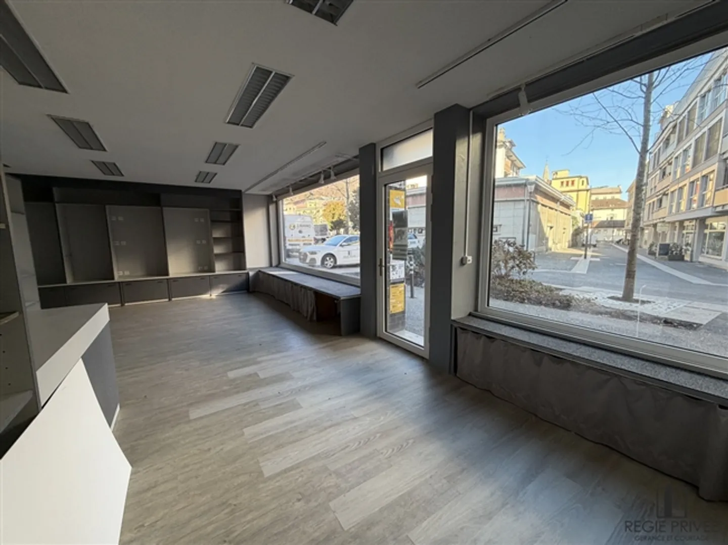 Premises with ground-level sales area and shop window - Photo 1 of 8