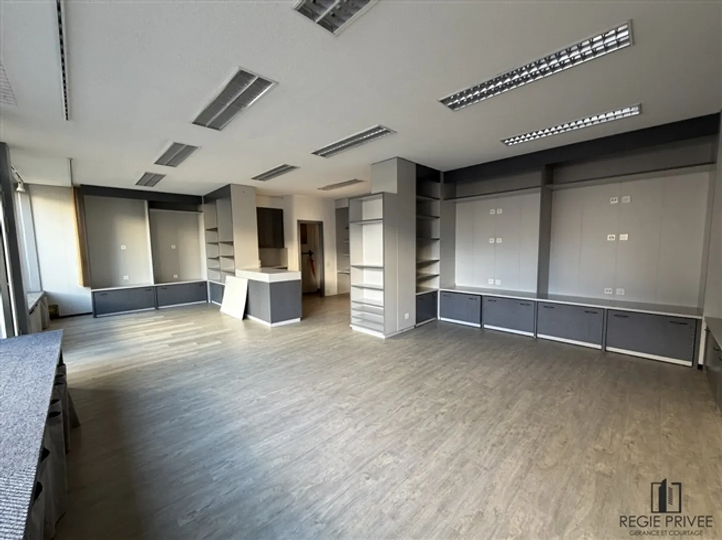 Premises with ground-level sales area and shop window - Photo 2 of 8