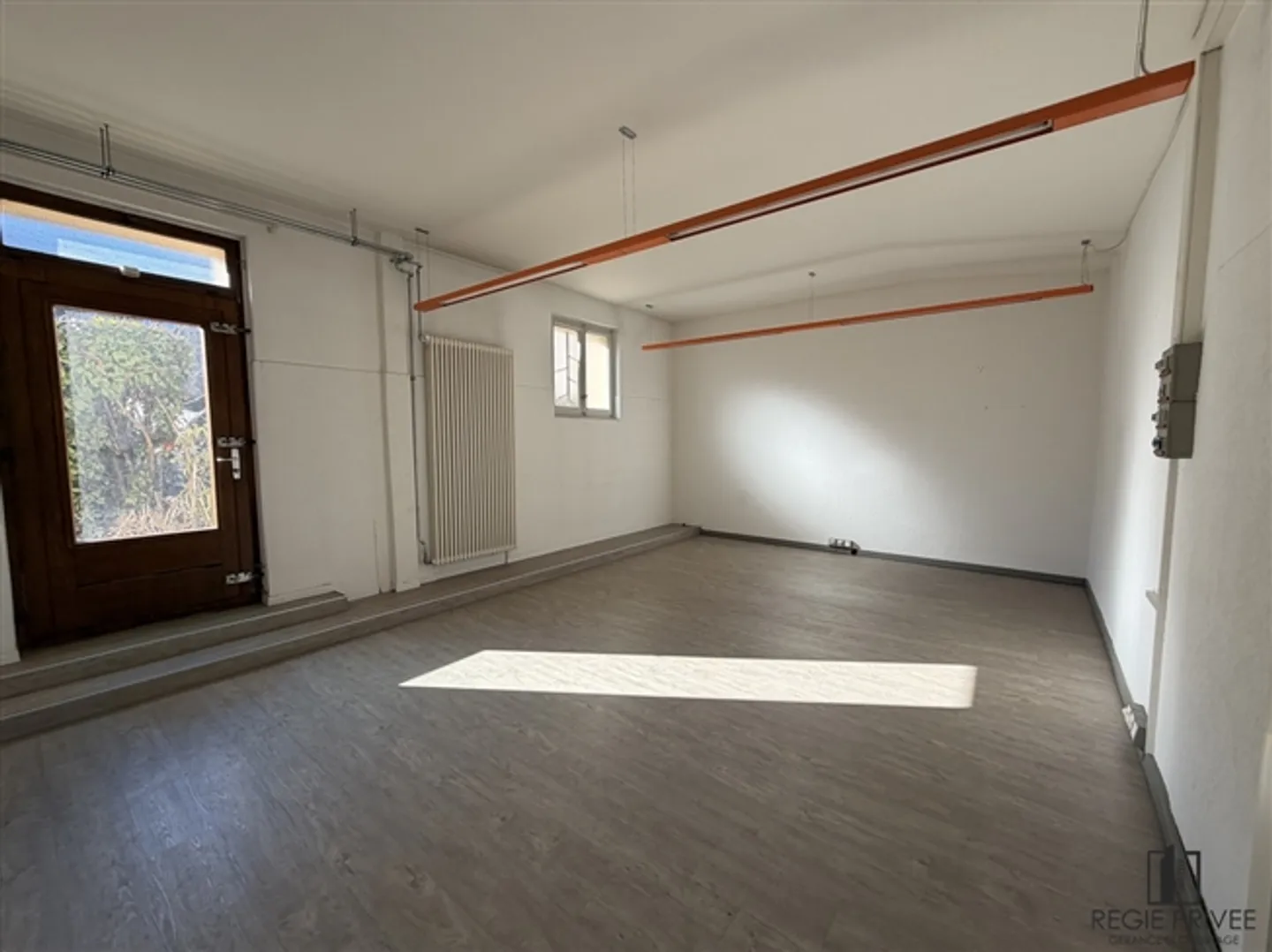 Premises with ground-level sales area and shop window - Photo 5 of 8