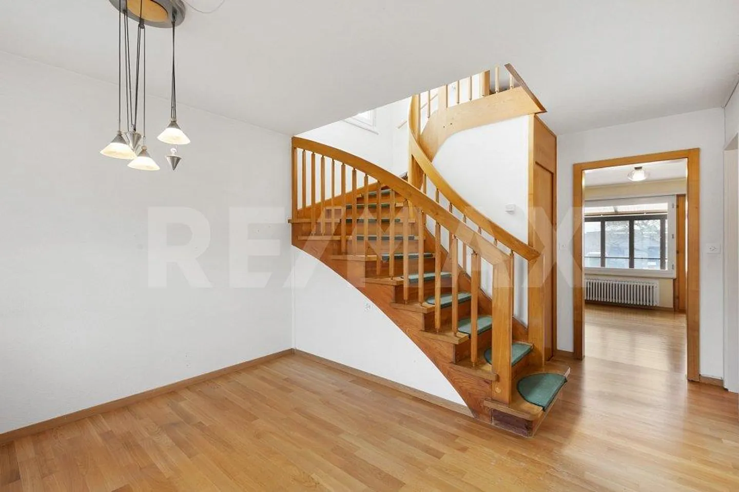 Gepflegtes 6.5-Zi.-Eckhaus mit grosszügigem Garten - Foto 3 von 13