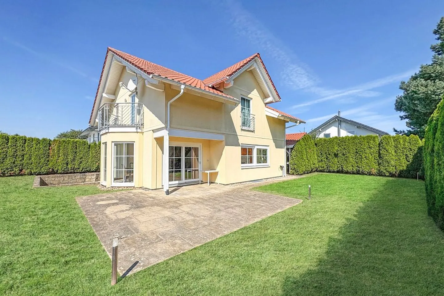 Freistehendes Einfamilienhaus mit Stil und Privacy - Photo 1 sur 13