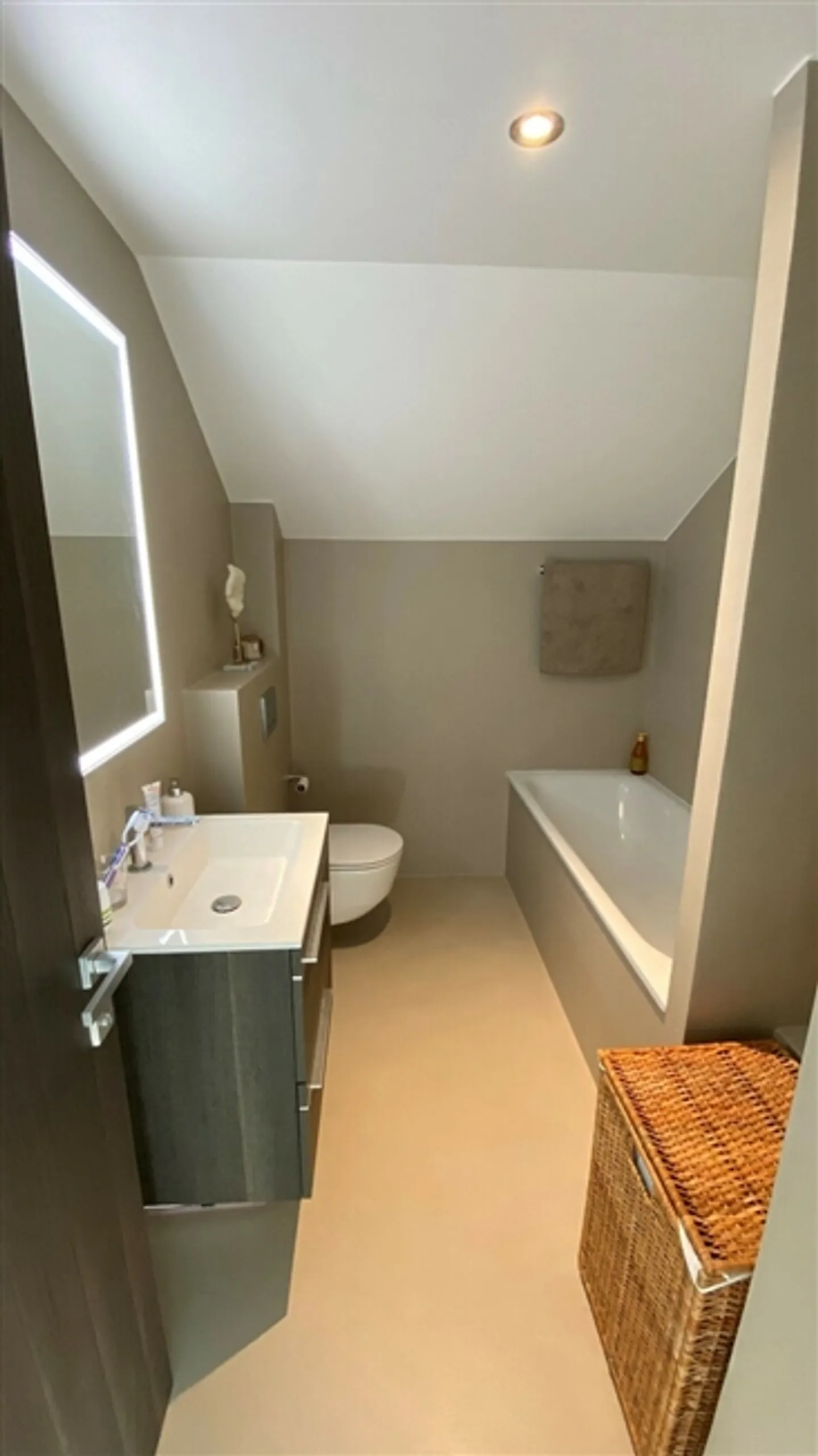 Bellissimo appartamento di 2,5 stanze in soffitta. - Foto 7 di 7