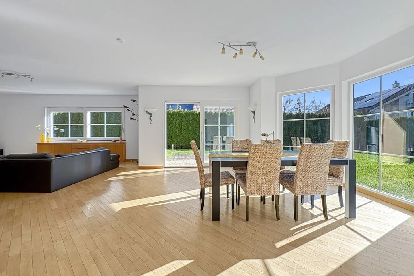 Freistehendes Einfamilienhaus mit Stil und Privacy - Photo 3 sur 13