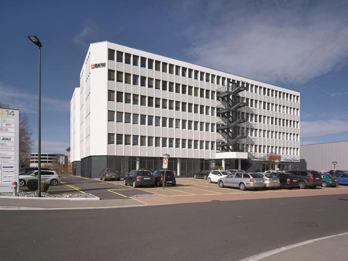 Perfekter Anschluss an das öV- und Strassennetz: 166 m2 Büroraum - Foto 1 von 7