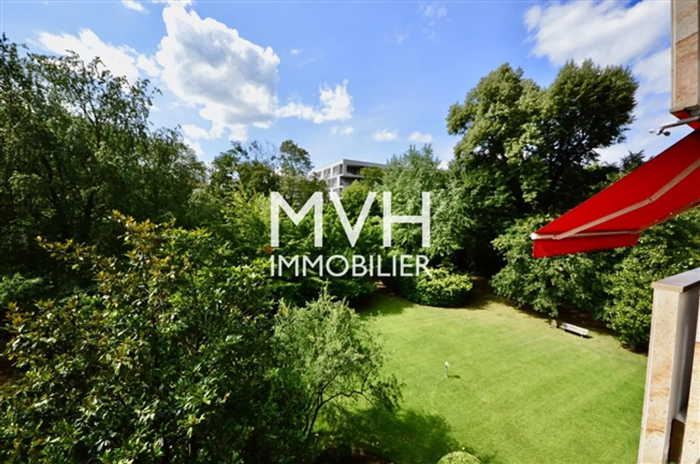 5,5 camere ristrutturate in una posizione tranquilla con piscina - Foto 3 di 10