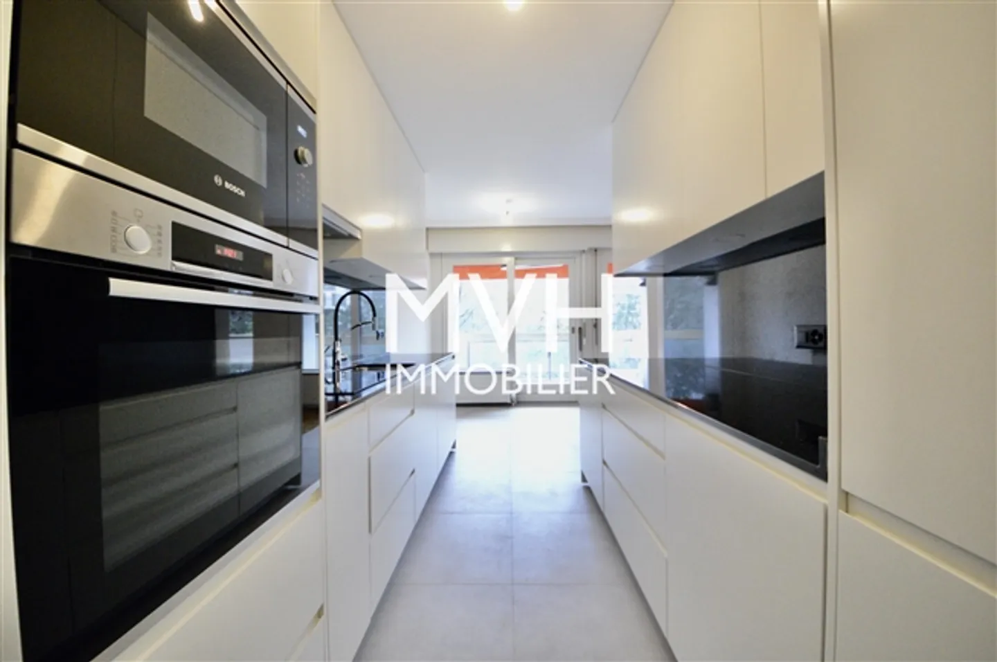 5,5 camere ristrutturate in una posizione tranquilla con piscina - Foto 4 di 10