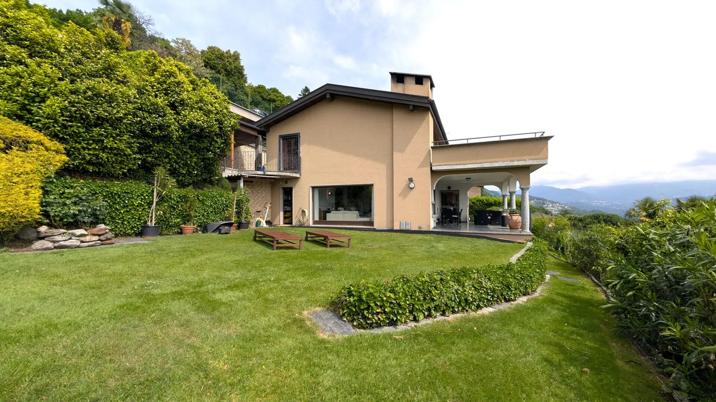 Elegance and privacy just minutes from Lugano - Villa with panoramic terrace - Photo 9 of 19