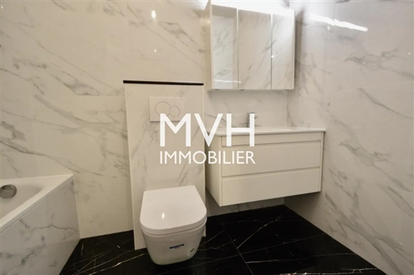 5,5 camere ristrutturate in una posizione tranquilla con piscina - Foto 7 di 10