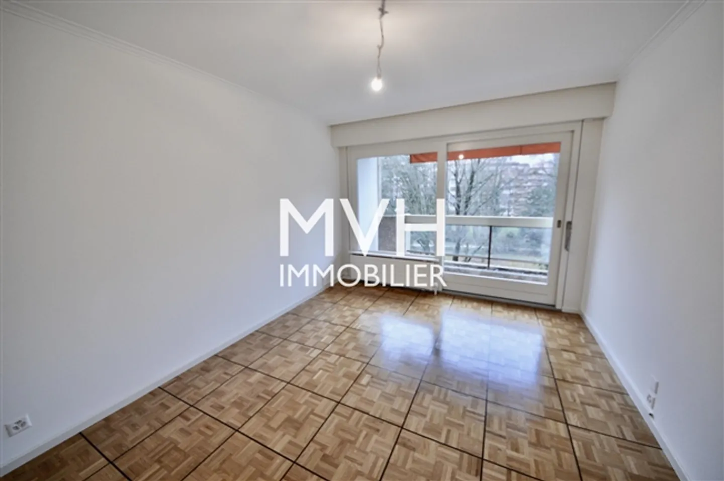 5,5 camere ristrutturate in una posizione tranquilla con piscina - Foto 8 di 10