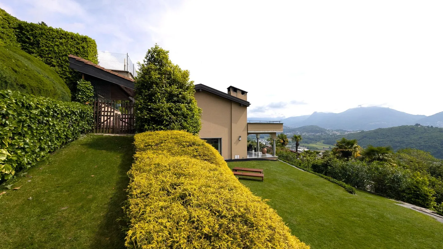 Elegance and privacy just minutes from Lugano - Villa with panoramic terrace - Photo 17 of 19