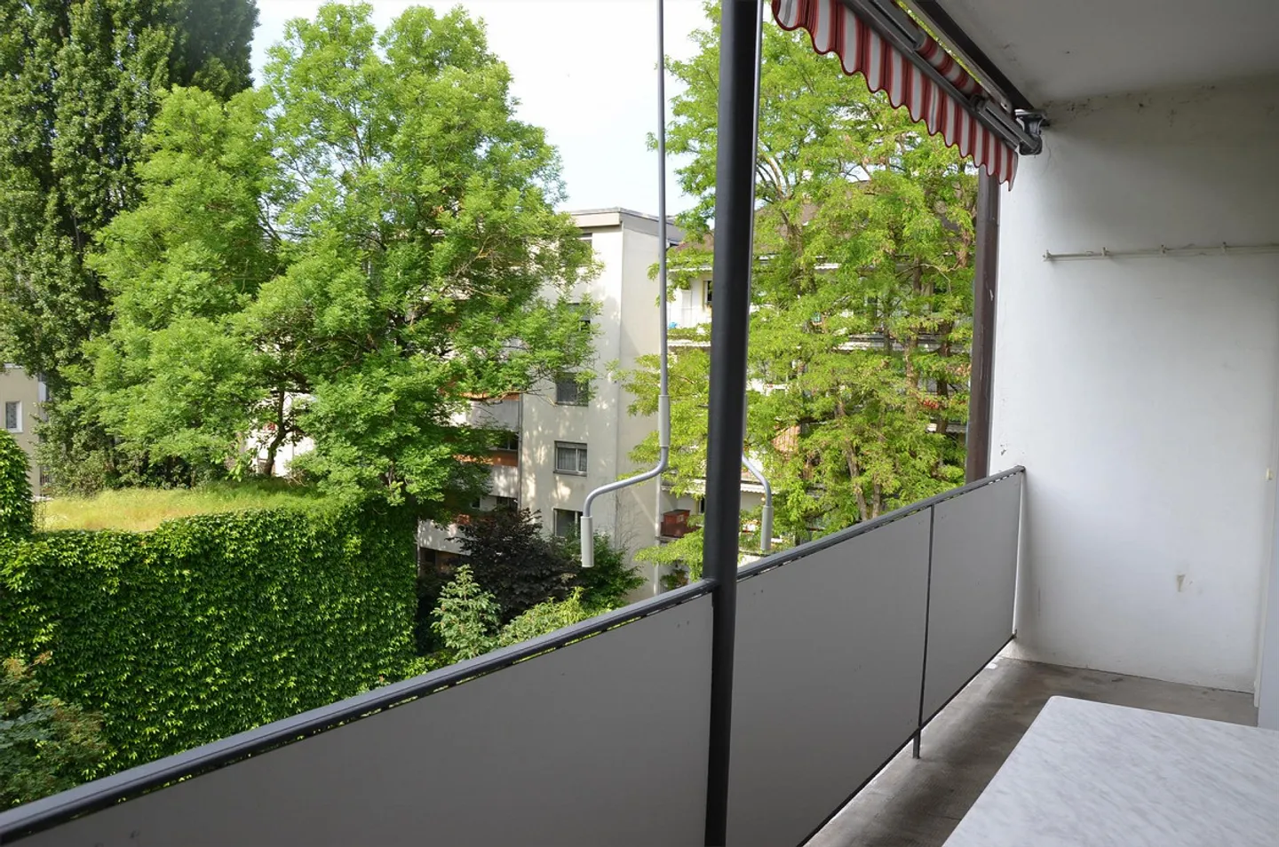 Appartamento attraente di 2,5 locali con grande balcone coperto - Foto 3 di 8