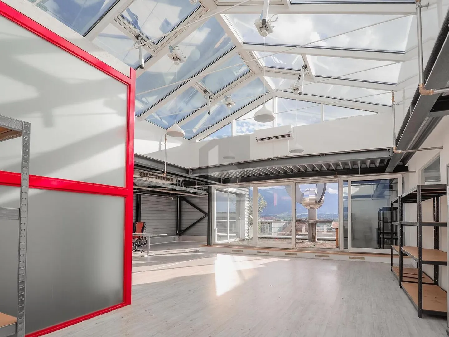 MODERNES ARBEITEN MIT BLICK AUF DIE BERGE - Foto 1 von 6