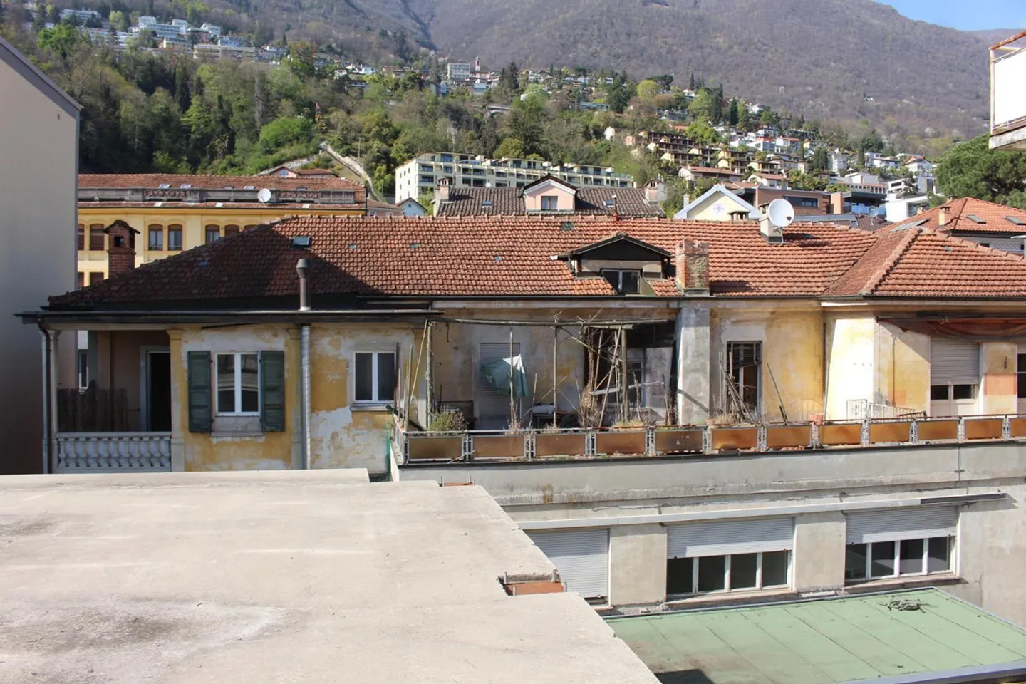 Zwei Gebäude mit Renovierungspotenzial - Foto 2 von 88