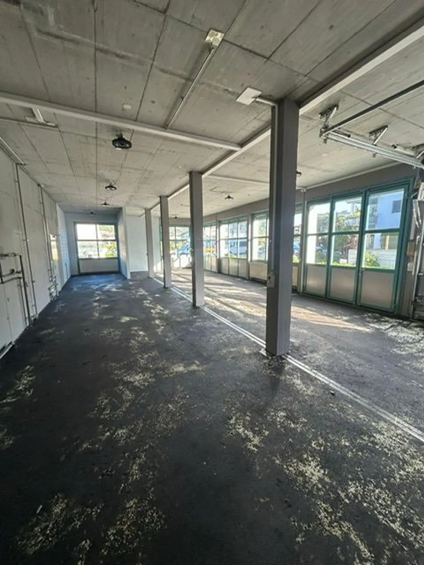 Commercial premises on the ground floor with large gates - Photo 3 of 6