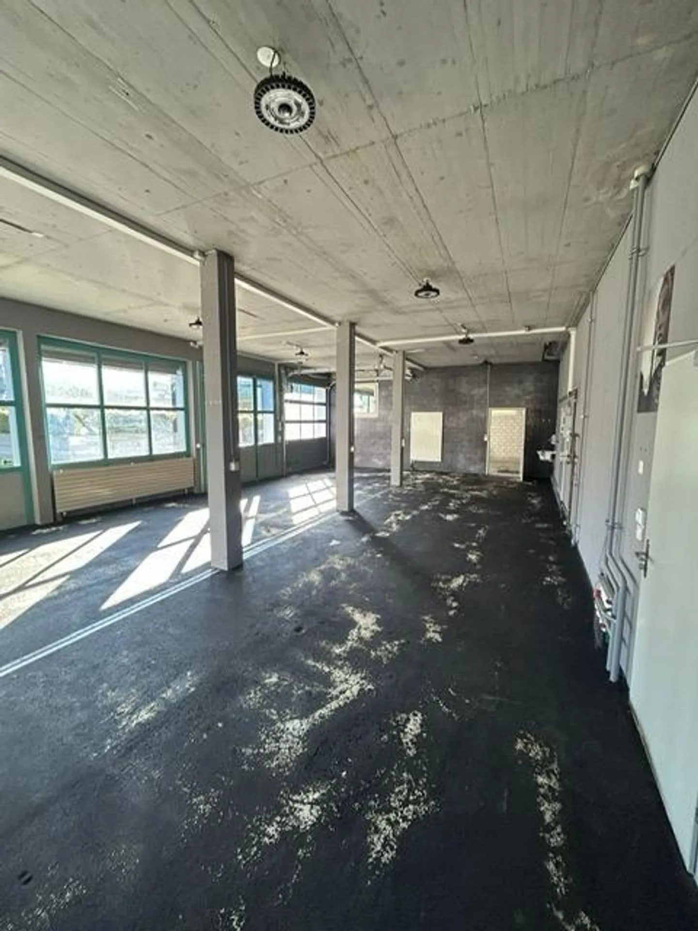 Commercial premises on the ground floor with large gates - Photo 4 of 6