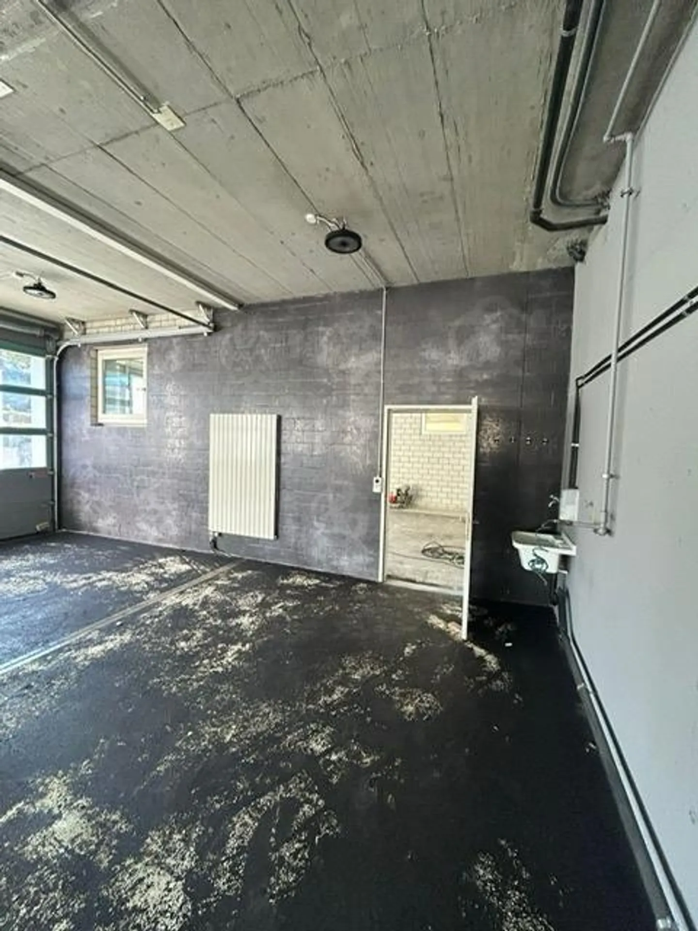 Commercial premises on the ground floor with large gates - Photo 5 of 6